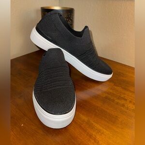 J. Renee Ishna ladies black fabric slip on sneaker 7.5